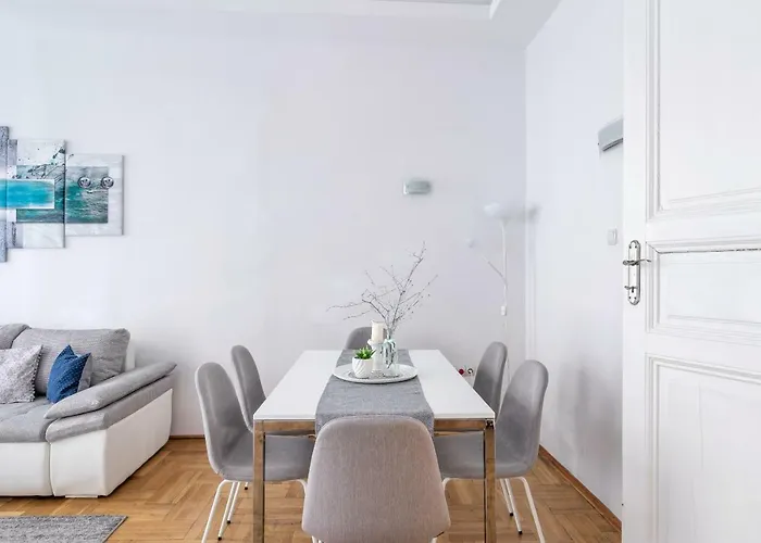 Prime Midtown Apartment